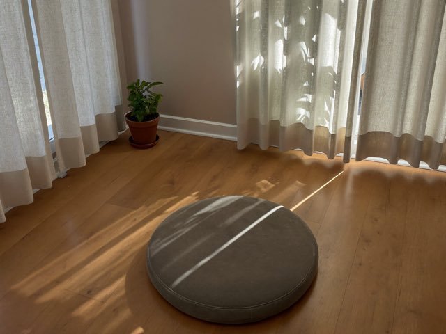 Kusyen meditasi dalam bilik yang tenang